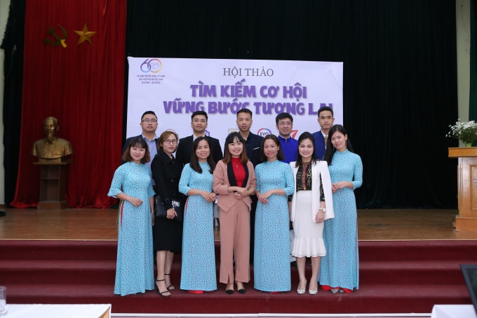 Các diễn giả cùng chụp ảnh lưu niệm