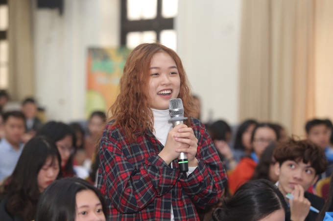 Các bạn sinh viên đặt câu hỏi giao lưu với diễn giả
