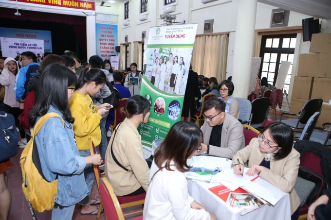 Nhiều bạn sinh viên đã chủ động đến tìm hiểu thông tin việc làm tại buổi Hội thảo.