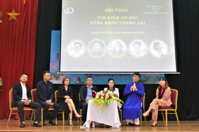 Các vị khách mời và các bạn sinh viên khoa Truyền thông Đa phương tiện đã có những trao đổi xung quanh vấn đề kỹ năng làm việc. Ảnh: Lê Hải