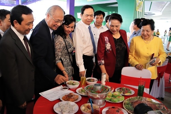 Chủ tịch Quốc hội thăm gian hàng ẩm thực tại hội chợ. Ảnh: baovanhoa.vn