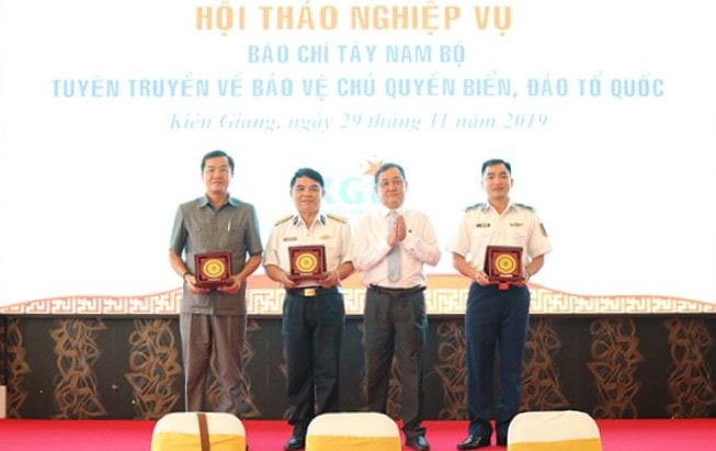 Đại diện Bộ Tư lệnh Vùng 5 Hải quân, Bộ Tư lệnh Vùng Cảnh sát biển 4 và tỉnh Kiên Giang nhận quà lưu niệm của Ban tổ chức