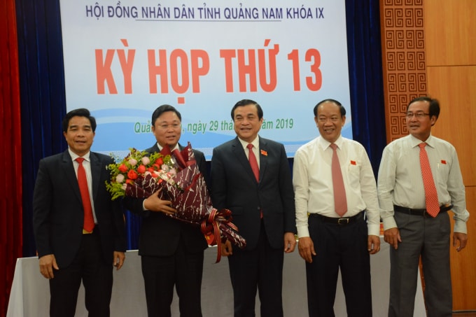 Ông Lê Trí Thanh (cầm hoa) được bầu giữ chức vụ Chủ tịch UBND tỉnh Quảng Nam.