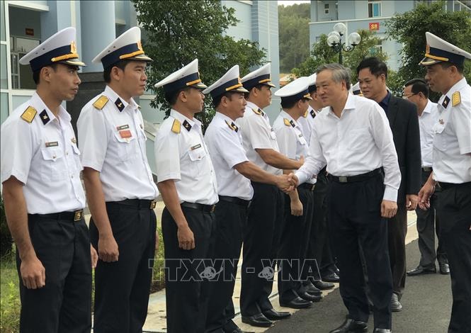 Bí thư Trung ương Đảng, Chánh án Tòa án Nhân dân Tối cao Nguyễn Hòa Bình thăm hỏi cán bộ, chiến sĩ Lữ đoàn tên lửa bờ 682. Ảnh: TTXVN