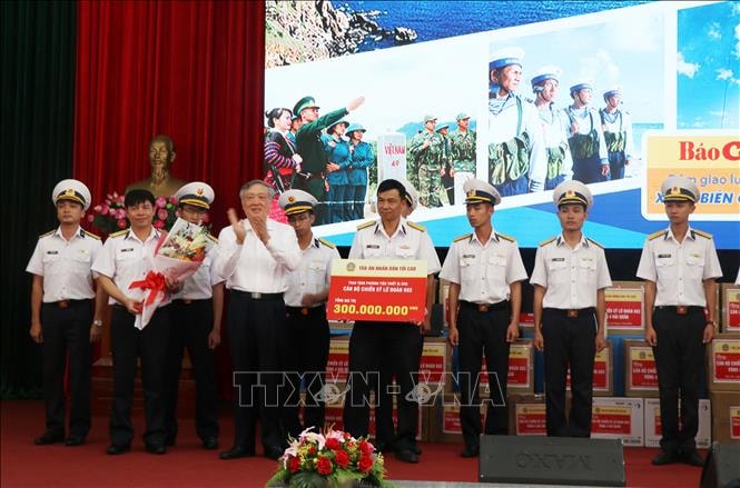 Bí thư Trung ương Đảng, Chánh án Tòa án Nhân dân Tối cao Nguyễn Hòa Bình tặng quà cho cán bộ, chiến sĩ Lữ đoàn tên lửa bờ 682. Ảnh: TTXVN.