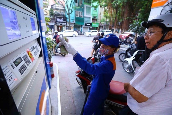 Từ 15h hôm nay, giá bán lẻ xăng RON95 tăng 283 đồng, lên hơn 21.079 đồng/lít. Ảnh: TL