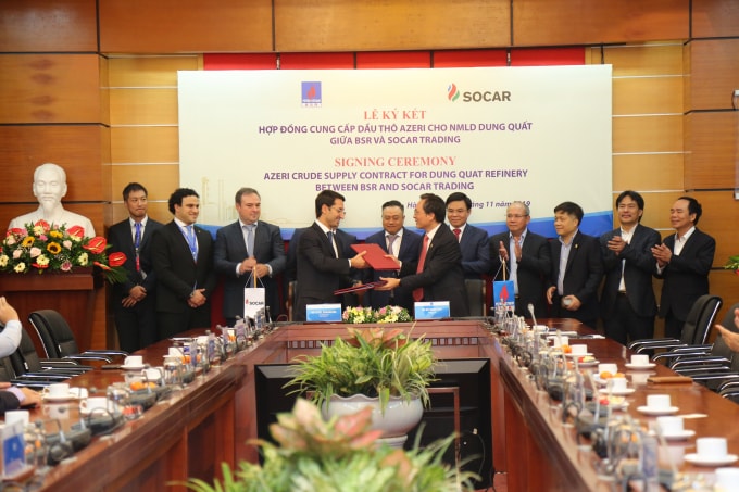 Ông Hayal Admadzada- Phó Tổng Giám đốc phụ trách kinh doanh Tập đoàn SOCAR và ông Bùi Minh Tiến- Tổng Giám đốc BSR ký hợp đồng cung cấp dầu thô Azeri cho NMLD Dung Quất.