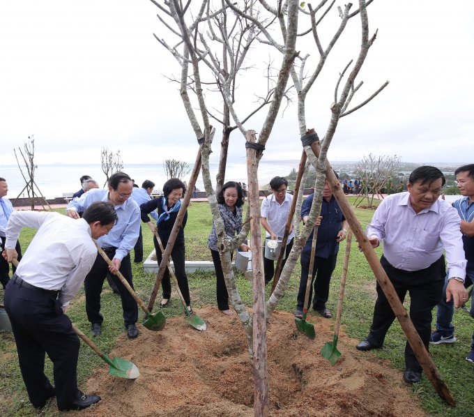 Bà Trương Thị Mai - Ủy viên Bộ Chính trị, Bí thư Trung ương Đảng, Trưởng ban Dân vận Trung ương cùng các đại biểu thực hiện nghi thức trồng cây của chương trình Quỹ 1 triệu cây xanh cho Việt Nam