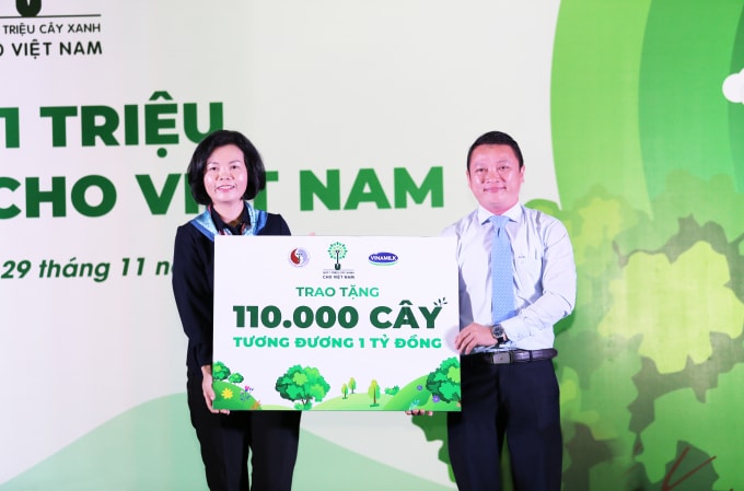 Bà Bùi Thị Hương – Giám đốc Điều hành Nhân sự, Hành chính & Đối ngoại Vinamilk trao bảng tượng trưng tặng 110.000 cây xanh của Quỹ 1 triệu cây xanh cho Việt Nam cho đại diện tỉnh Bình Định