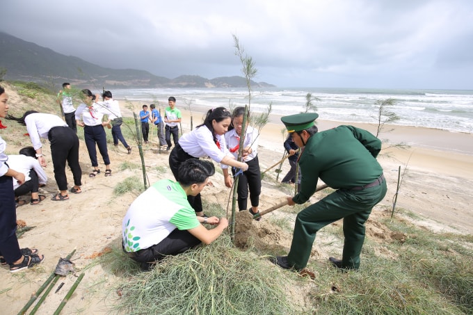 Các em học sinh và đoàn thanh niên tỉnh Bình Định tham gia trồng cây, chung tay bảo vệ môi trường tỉnh Bình Định