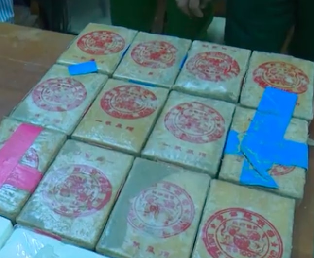 Thu giữ 25 bánh heroin trong can nhựa trôi vào bãi biển Quảng Nam.
