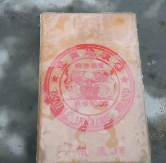Bánh heroin trôi dạt vào bờ biển người dân nhặt được có chữ Trung Quốc.