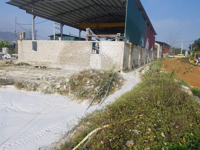 Chất thải được tuồn thẳng ra sông, hồ gây ô nhiễm môi trương nghiêm trọng
