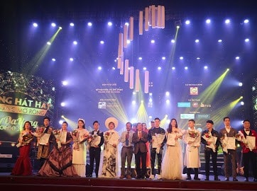 Ban Giám khảo tặng hoa cho 15 thí sinh trong đêm chung kết.