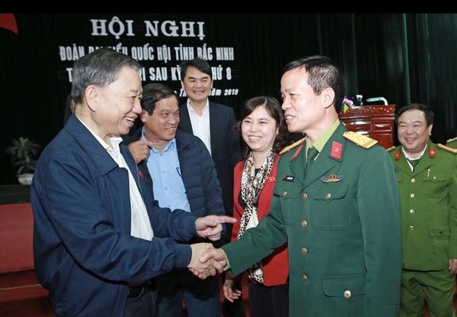 Cử tri bày tỏ tin tưởng vào quyết tâm chống tham nhũng của Đảng và Nhà nước. Ảnh: BCA.