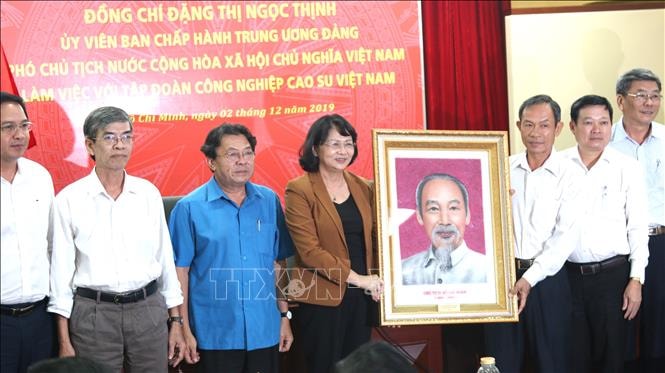 Phó Chủ tịch nước Đặng Thị Ngọc Thịnh tặng bức ảnh Bác Hồ cho lãnh đạo Tập đoàn. Ảnh: TTXVN.