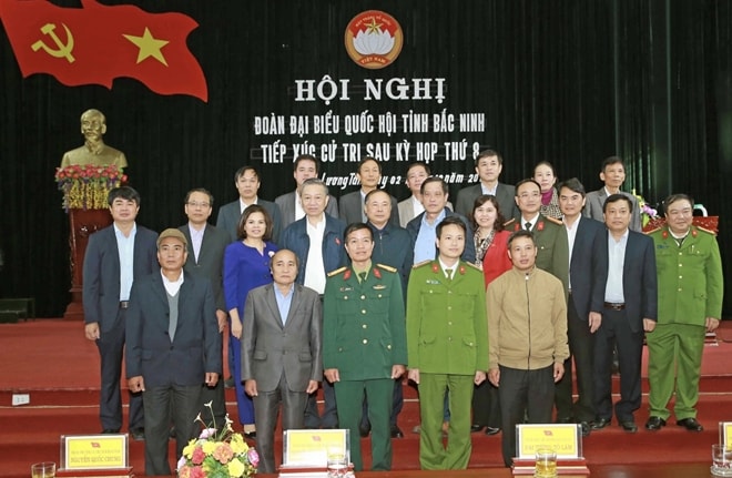 Đại tướng Tô Lâm với các cử tri huyện Lương Tài, Bắc Ninh. Ảnh: BCA.