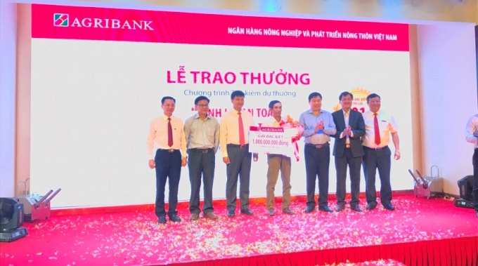 Ông Phạm Toàn Vượng - Phó Tổng Giám đốc Agribank trao thưởng giải Đặc biệt trị giá 01 tỷ đồng cho khách hàng Nguyễn Văn Biên.
