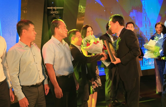 BSR tặng biểu trưng tri ân các khách hàng .