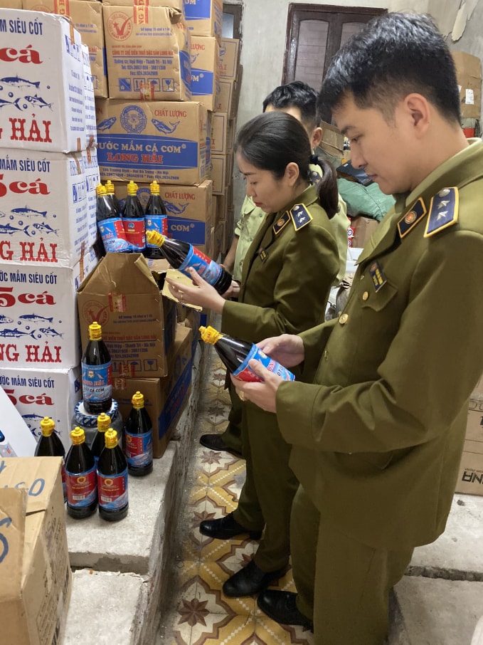 Kết quả kiểm nghiệm chất lượng hơn 3.000 chai nước mắm bị thu giữ tại Nghệ An mới đây đều là hàng giả, không có giá trị sử dụng. Ảnh: Tổng cục Quản lý thị trường