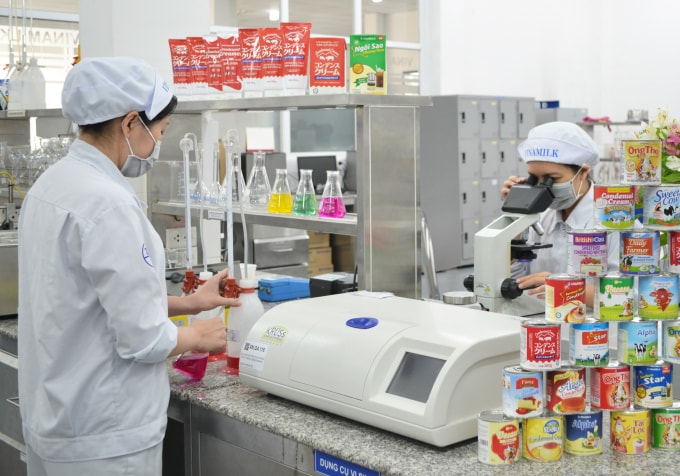 Các nhà máy được Vinamilk đầu tư máy móc tự động hiện đại, nhập khẩu từ G7/Châu Âu…, công nghệ chế biến hiện đại, khép kín với tiêu chuẩn quản lý chất lượng quốc tế
