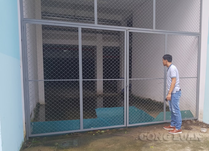 Khuôn viên xung quanh và tầng hầm bỏ hoang, ngổn ngang.