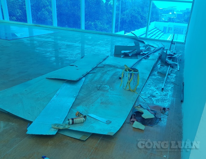 Các hạng mục thi công dang dở, nhếch nhác trong các phòng trang thiết bị.