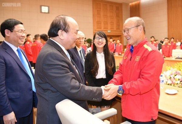 Thủ tướng chúc mừng HLV Park Hang-seo sau khi Đội tuyển Việt Nam đăng quang ngôi vô địch AFF Cup 2018. Ảnh: VGP