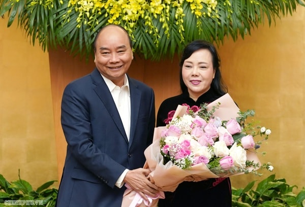 Thủ tướng Nguyễn Xuân Phúc tặng hoa, chúc mừng nguyên Bộ trưởng Bộ Y tế Nguyễn Thị Kim Tiến. Ảnh: VGP
