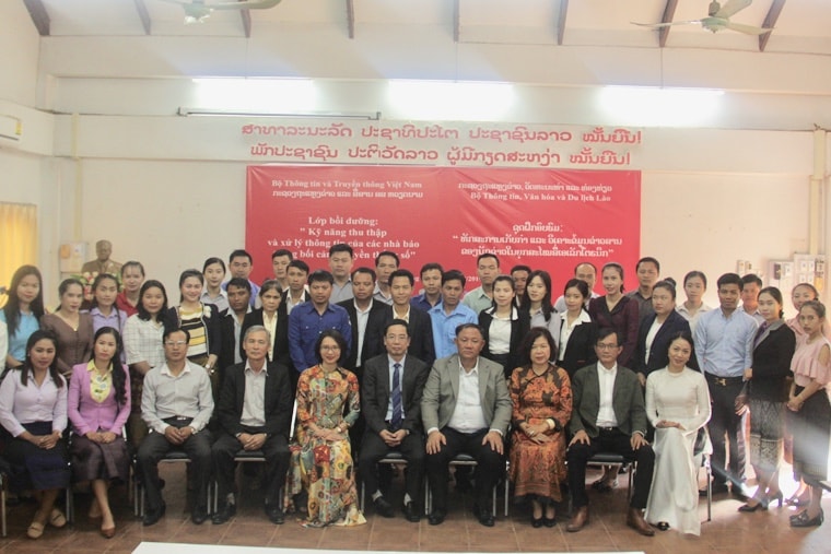 Các đại biểu chụp ảnh lưu niệm cùng các nhà báo Lào tham dự khóa học. Ảnh: PV