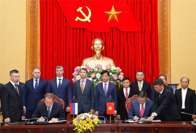 Đại tướng Tô Lâm và Giám đốc Zolotov Victor Vasilyevich ký Bản ghi nhớ về hiểu biết lẫn nhau giữa Bộ Công an Việt Nam và Cơ quan Vệ binh quốc gia LB Nga. Ảnh: BCA.