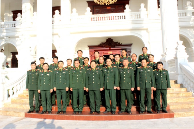 Đại tướng Ngô Xuân Lịch chụp ảnh cùng các đại biểu. Ảnh: BQP.