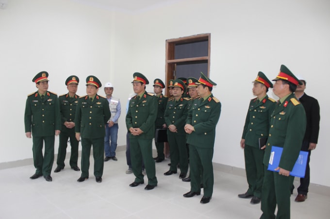 Đại tướng Ngô Xuân Lịch kiểm tra tiến độ, chất lượng thi công công trình Sở Chỉ huy Bộ Tư lệnh Quân khu 3. Ảnh: BQP.