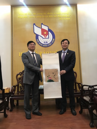 Lãnh đạo hai bên tặng quà lưu niệm.