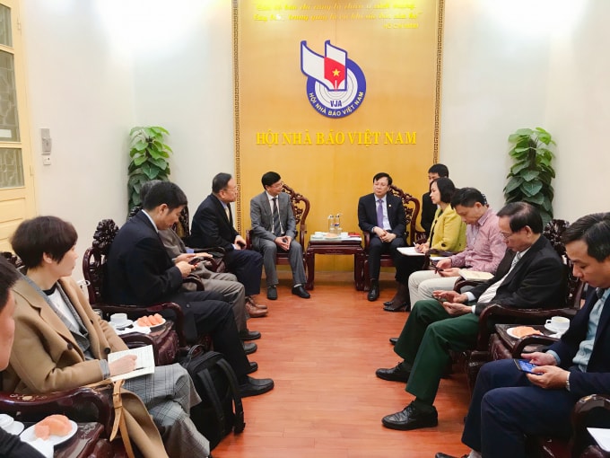 Quang cảnh buổi gặp gỡ giữa Hội Nhà báo Việt Nam và Hội Nhà báo toàn Trung Quốc.