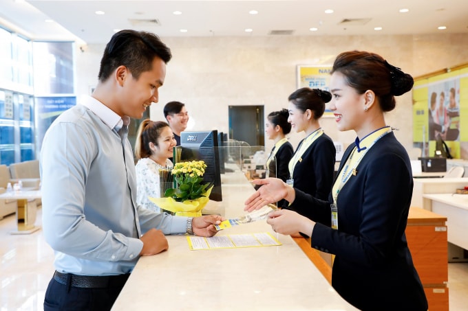 Khách hàng giao dịch tại Nam A Bank.