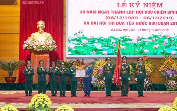 Thủ tướng Nguyễn Xuân Phúc đã trao Huân chương Lao động hạng Nhất tặng Hội Cựu chiến binh Việt Nam. Ảnh: VGP