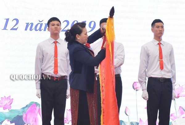 Chủ tịch Quốc hội Nguyễn Thị Kim Ngân trao Huân chương Hồ Chí Minh tặng Viện Khoa học thủy lợi Việt Nam. Ảnh: quochoi.vn