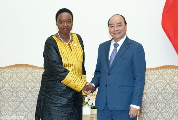 Thủ tướng Nguyễn Xuân Phúc và Bộ trưởng Ngoại giao Kenya Monica Juma. Ảnh: VGP