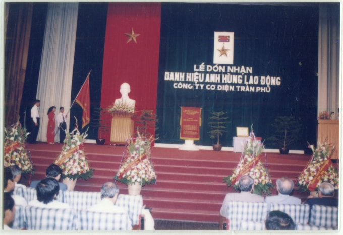 Lễ đón nhận danh hiệu Anh hùng lao động