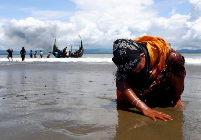 Một người Rohingya kiệt sức sau khi di chuyển từ Myanmar sang Bangladesh, 11/09/2017. Ảnh: Reuters