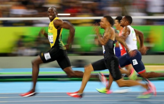 Usain Bolt ngoái nhìn đối thủ của mình trong cuộc đua 100m của nam tại Olympic 2016 tại Rio. Ảnh: Reuters