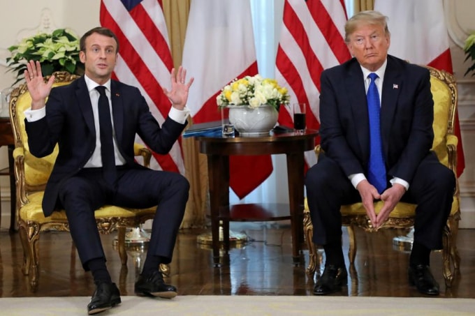 Tổng thống Mỹ Donald Trump (phải) và người đồng cấp Pháp Emmanuel Macron. Ảnh: Reuters