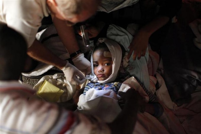 Một cô bé được trị thương sau vụ động đất ở Haiti hồi tháng 1/2010. Ảnh: Reuters