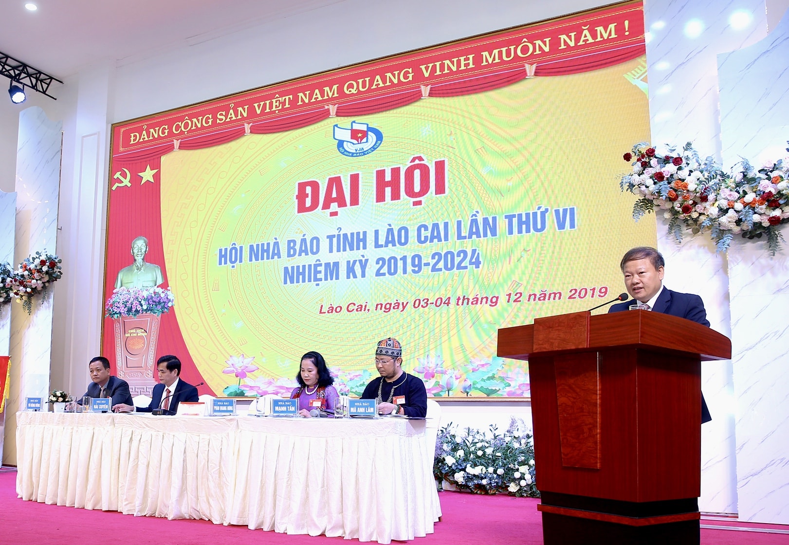 Đồng chí, Phan Quang Hưng, Ủy viên Ban Chấp hành Hội Nhà báo Việt Nam, Chủ tịch Hội Nhà báo tỉnh Lào Cai phát biểu tại Hội nghị. Ảnh: Sơn Hải
