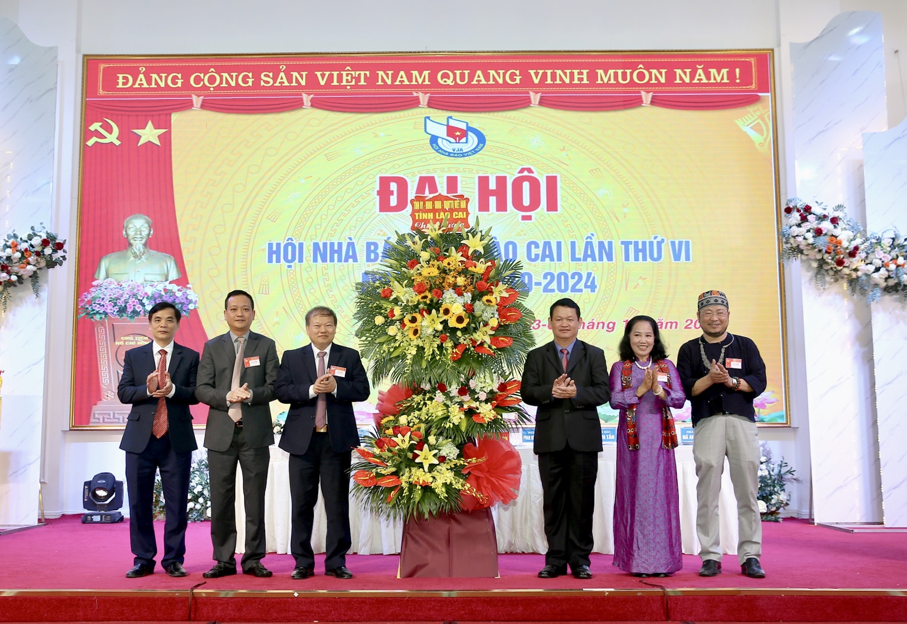 Đồng chí Nguyễn Văn Vịnh tin tưởng rằng Ban Chấp hành Hội Nhà báo tỉnh Lào Cai khóa VI sẽ nỗ lực và thực hiện tốt và đạt được những mục tiêu thực hiện trong thơi gian tới. Ảnh: Sơn Hải