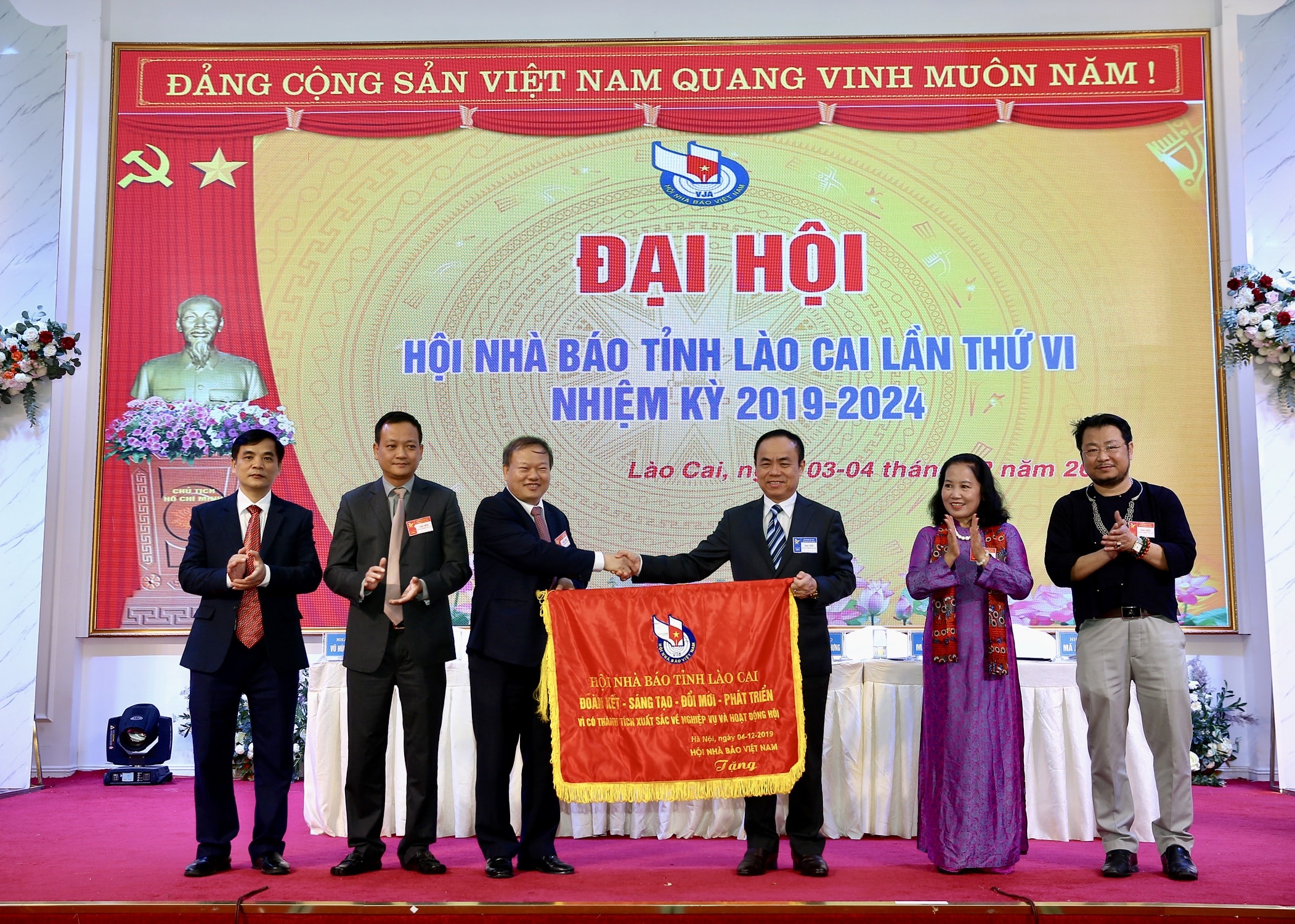 Đồng chí Trần Bá Dung trao bức Trướng cho Hội Nhà báo tỉnh Lào Cai với nội dung