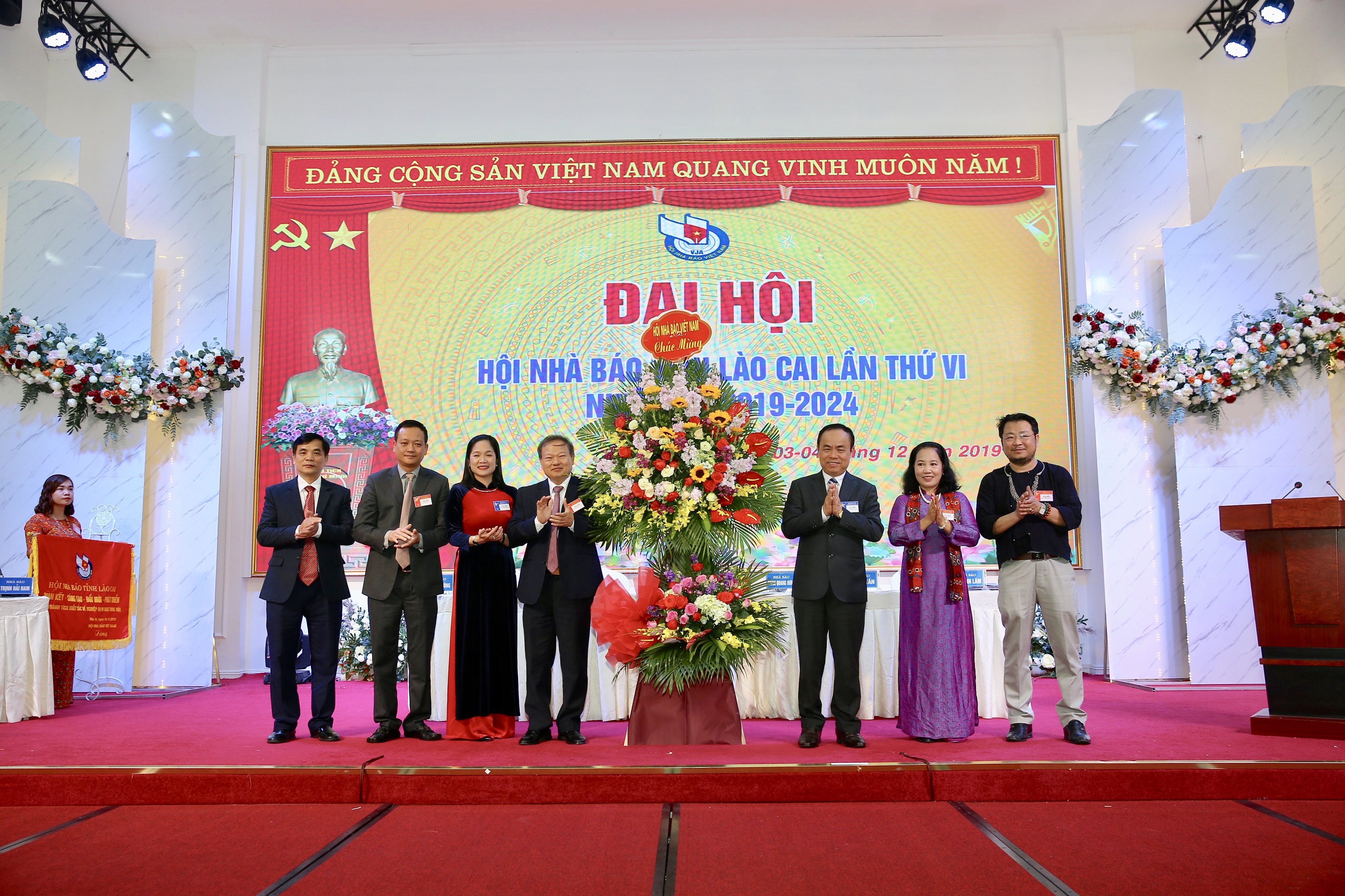 Đại hội đón nhận lẵng hoa chúc mừng của Hội Nhà báo Việt Nam. Ảnh: Sơn Hải