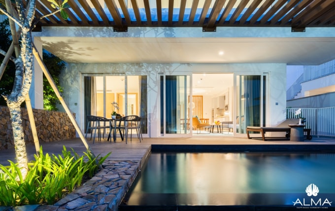 Các căn villa tại ALMA đều sở hữu bể bơi riêng hoặc bồn sục jacuzzi hiện đại.