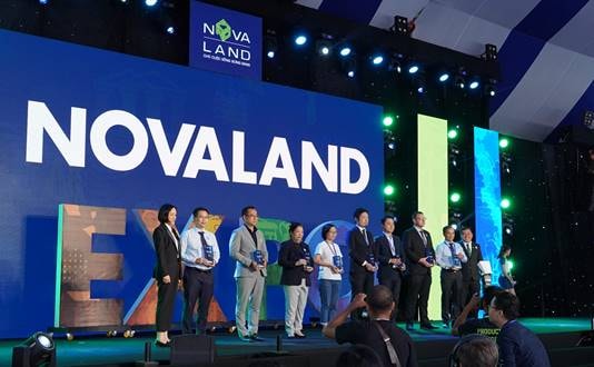Đại diện Tập đoàn Novaland tri ân các đối tác chiến lược đồng hành cùng Novaland Expo tháng 12/2019.